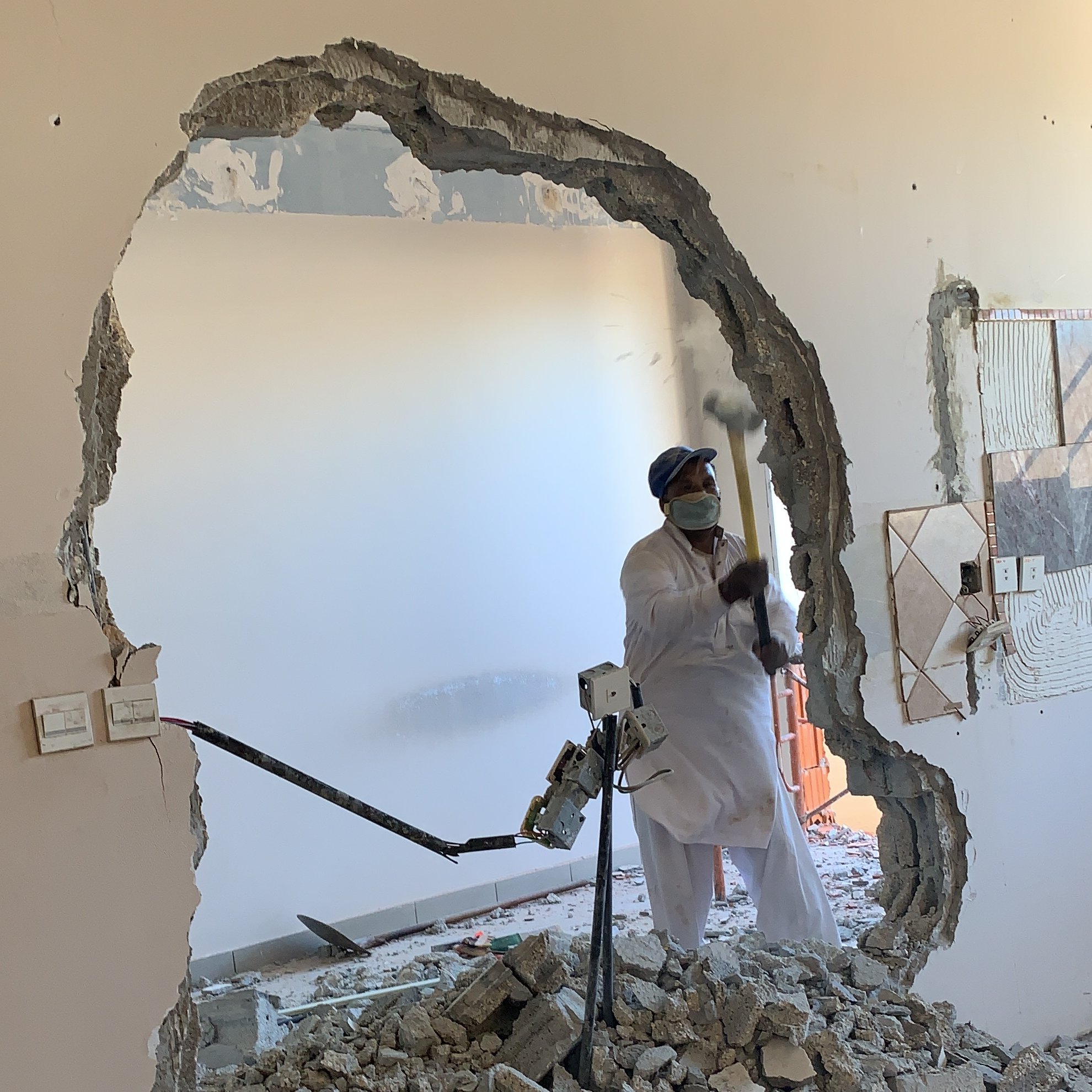 تكسير جدران بالرياض